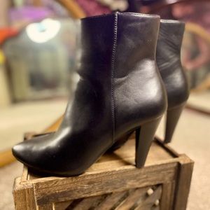 Halogen Tambra women’s black ankle bootie 9.5M